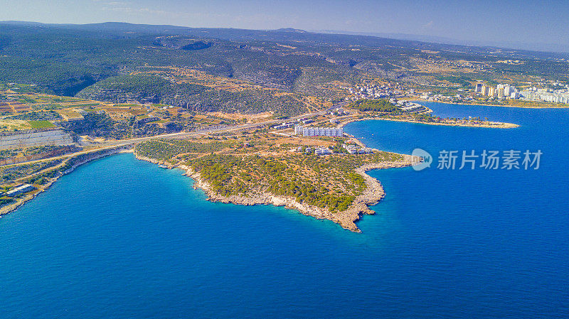 Narlikuyu Akyar海岸线和岛屿部分与蓝色地中海无人机从Mersin，土耳其